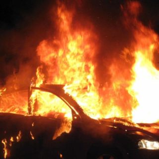 Έβαλαν φωτιά σε επτά αυτοκίνητα στο Κολωνάκι