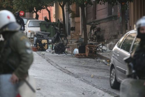 «Είδα τα ΜΑΤ να πατούν το κεφάλι του γιου μου» -Καταγγελία σοκ από πολίτη στο Κουκάκι [ΒΙΝΤΕΟ]