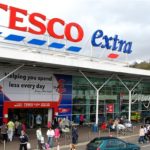 Η αλυσίδα Tesco ανέστειλε την παραγωγή σε εργοστάσιο της Κίνας χριστουγεννιάτικων καρτών