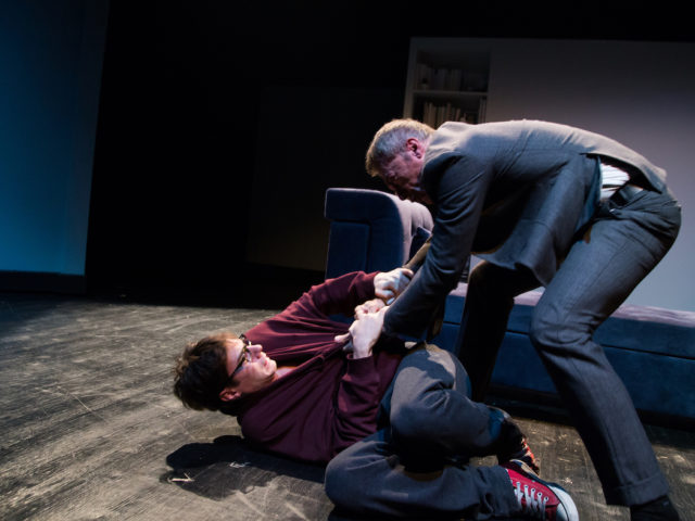 Ο γιος, η αδελφή. Ο ένας θαυμάσιος, η άλλη όχι.