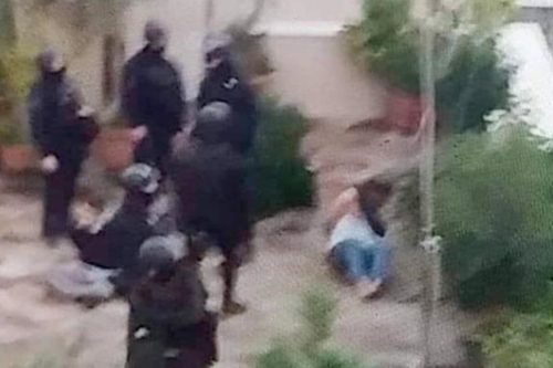 «O άνθρωπος με την κουκούλα είναι ο Δημήτρης Ινδαρές.»