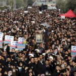 Δεκάδες χιλιάδες διαδηλώνουν στο κέντρο της Τεχεράνης για τη δολοφονία Σουλεϊμανί