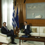 Έχετε δει κάτι πιο άβολο το 2020 από τη συνάντηση Μητσοτάκη-Τσίπρα;