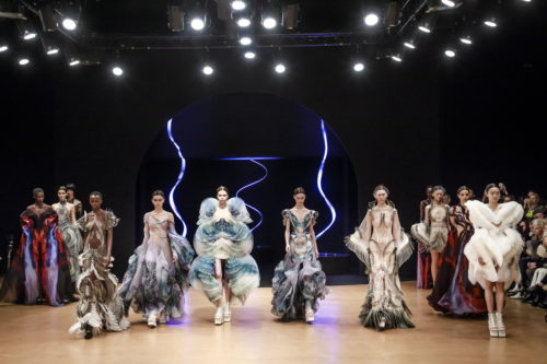 Οι πιο εντυπωσιακές δημιουργίες που είδαμε στην Εβδομάδα Υψηλής Ραπτικής του Παρισιού [ΕΙΚΟΝΕΣ]