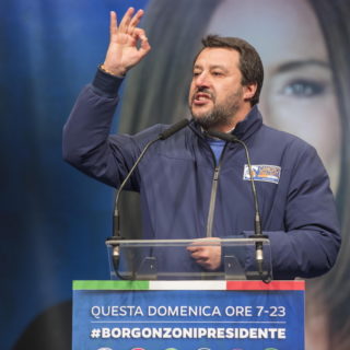 Ιταλία: Το Facebook «κατεβάζει» βίντεο του Σαλβίνι που τον δείχνει να χτυπά σε θυροτηλέφωνο ιταλοτυνησιακής οικογένειας [ΒΙΝΤΕΟ]