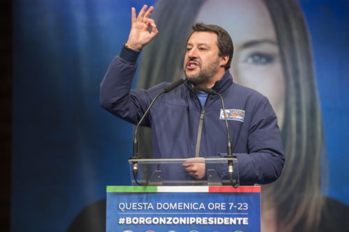 Ιταλία: Το Facebook «κατεβάζει» βίντεο του Σαλβίνι που τον δείχνει να χτυπά σε θυροτηλέφωνο ιταλοτυνησιακής οικογένειας [ΒΙΝΤΕΟ]