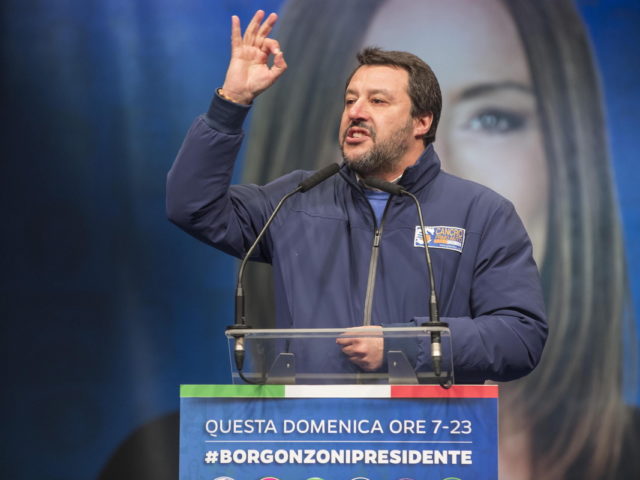 Ιταλία: Το Facebook «κατεβάζει» βίντεο του Σαλβίνι που τον δείχνει να χτυπά σε θυροτηλέφωνο ιταλοτυνησιακής οικογένειας [ΒΙΝΤΕΟ]