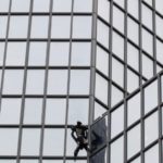 Ο «Γάλλος Spiderman» αναρριχήθηκε στον πύργο Total  για να εκφράσει την αλληλεγγύη του προς τους Γάλλους που απεργούν