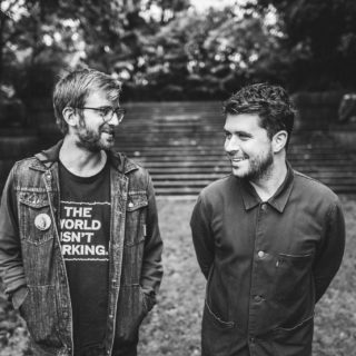 Οι JOHN είναι ο Τζον και ο Τζόνι. Κι εδώ μιλάνε μόνο για Γιάννηδες.