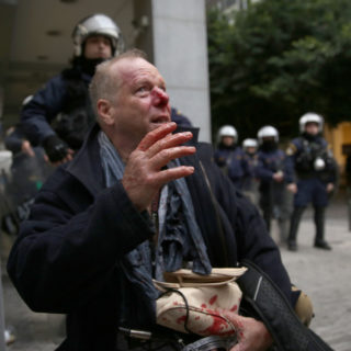 «Νόμος και Τάξη» ξεκουράζονται σήμερα Κυριακή κι ακροδεξιοί ξυλοκόπησαν Γερμανό δημοσιογράφο στο Σύνταγμα