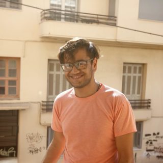 Ο Ελίας γεννήθηκε στο Αφγανιστάν, ζει στα Εξάρχεια και διεκδικεί το δικό του μερίδιο στην ευτυχία