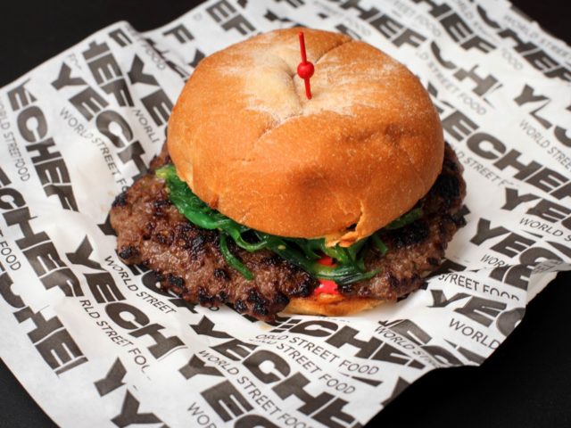 Αυτό το burger θα το βρείτε στο Yechef, το έχει φτιάξει ο Hλίας Σκουλάς και μάλλον πρέπει να το δοκιμάσετε