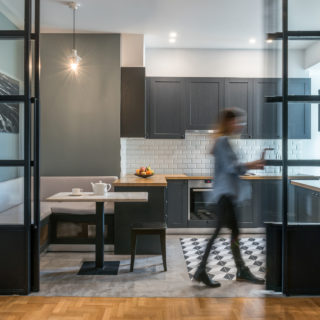 Στον τελευταίο όροφο μιας αθηναϊκής πολυκατοικίας του ’70, οι Micromega δημιούργησαν μια σύγχρονη κατοικία