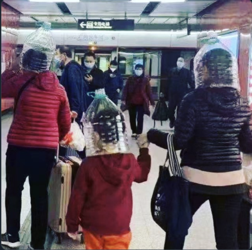 Νέος Κοροναϊός: Πανικός – Φορούν σακούλες και μπουκάλια για προστασία [ΕΙΚΟΝΕΣ]