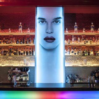 Ο Φώτης Σεργουλόπουλος μας καλωσορίζει στο ολοκαίνουριο Shamonette, που τους χωράει όλους