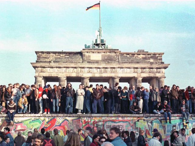 Για τις Καρδιές Πίσω απ’το Τείχος