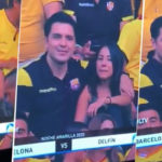 Οπαδός φιλάει την παράνομη σχέση του στο γήπεδο και γίνεται «τσακωτός» [ΒΙΝΤΕΟ]