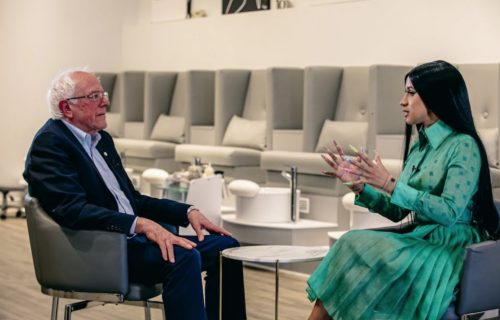 O Bernie Sanders στηρίζει τις πολιτικές φιλοδοξίες της Cardi B