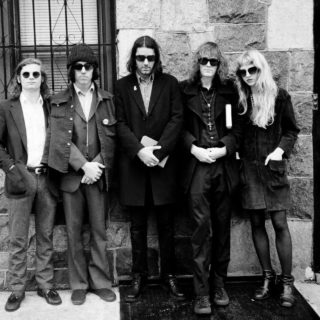 Στο όνομα ποιων δίσκων πίνουν νερό οι Mystery Lights;