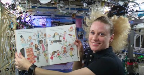 Αστροναύτες στο διάστημα διαβάζουν σε μικρά παιδάκια για να κοιμηθούν