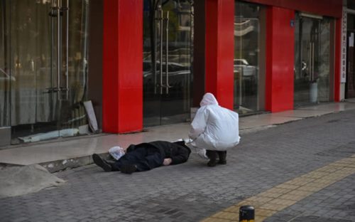 Ένας άνδρας βρισκόταν νεκρός επί ώρες σε πεζοδρόμιο της Ουχάν