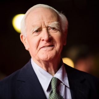 Ο Τζον Λε Καρέ συνεχίζει να γράφει μυθιστορήματα κατασκοπίας που περιγράφουν εφιαλτικά την εποχή μας