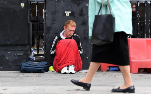 Η φτώχεια πλήττει 14 εκατομμύρια ανθρώπους στη Βρετανία