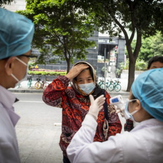 Νέος κοροναϊός: Εξαντλημένοι οι γιατροί στην Ουχάν. Φοράνε πάνες, γιατί δεν προλαβαίνουν να κάνουν διάλειμμα