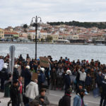 Μυτιλήνη: Διαδήλωση αιτούντων άσυλο στο λιμάνι της πόλης