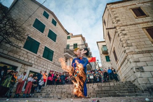 Κροατία: Σάλος με το κάψιμο ομοιώματος ομόφυλου ζευγαριού