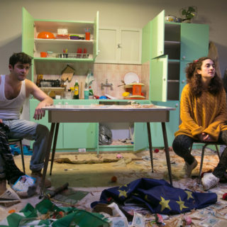 «Φτερά Μπεκάτσας» σε μια μικροαστική κουζίνα που αποτυπώνει μια ολόκληρη εποχή