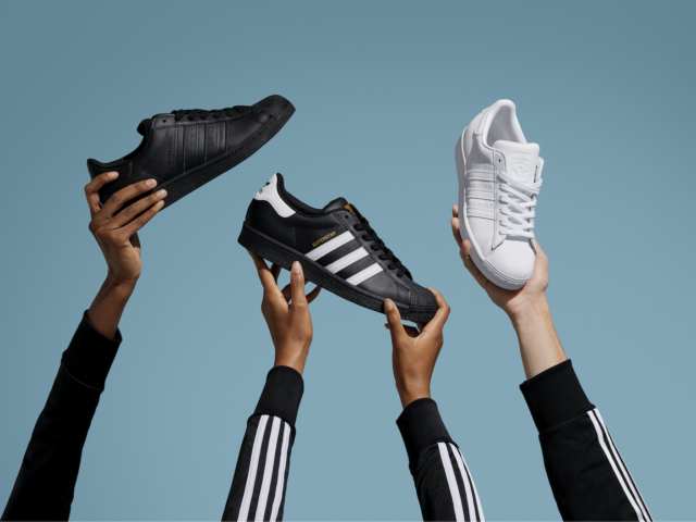 Οι πιο κουλ τύποι μαζεύονται χάρη στο Superstar των adidas Originals  και σπάνε τα στεγανά