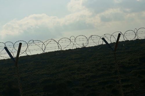 Guardian: «Σκηνή από τον Μεσαίωνα» το περιστατικό στο Κέντρο Υποδοχής και Ταυτοποίησης ΒΙΑΛ