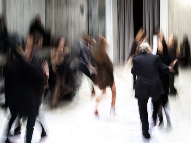 «Κομμώτριες / Μεταπολίτευση»: Το υπέροχο, μεγάλο πάρτι του Μιχαήλ Μαρμαρινού