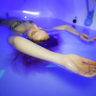 Επιτέλους, δοκιμάσαμε το floating που έχει στείλει την Αθήνα στο… διάστημα