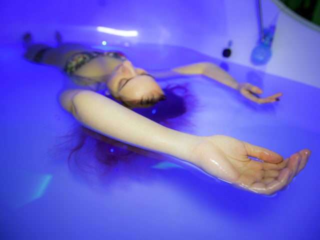 Επιτέλους, δοκιμάσαμε το floating που έχει στείλει την Αθήνα στο… διάστημα