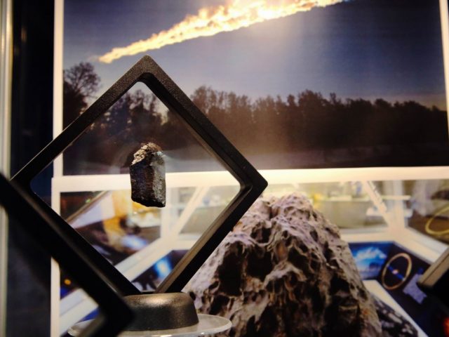 Μια Έκθεση Μετεωριτών δίπλα στις γραμμές του Ηλεκτρικού