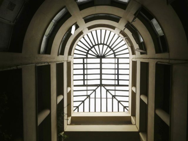 Πραξιτέλους 33: Μπήκαμε στην Πιο «Επιδραστική» Πολυκατοικία της Αθήνας