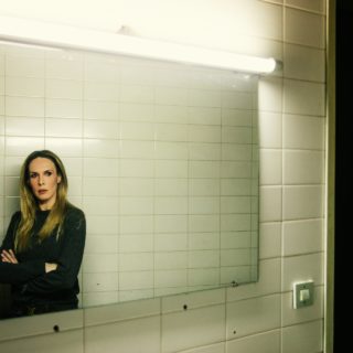 Η Εβελίνα Παπούλια δεν έχει τον ψυχαναγκασμό να ενσωματώσει τον ρόλο επάνω της