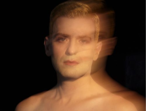 Οι Ιεροί Άνθρωποι του Ηλία Μαρούτση στο Θέατρο Αργώ