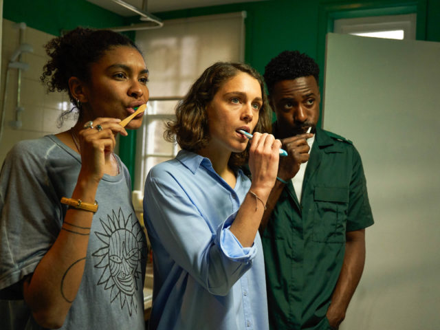 Το ζήτημα στο Trigonometry δεν είναι αν θα γίνει τρίο. Για την Αθηνά Ραχήλ Τσαγγάρη, είναι οι «διευρυμένες οικογένειες» του 21ου αιώνα.