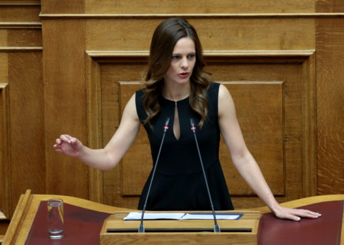 Ε. Αχτσιόγλου: «Ο κ. Βρούτσης μειώνει 20% τους μισθούς όσων “τυχερών” δεν απολυθούν»