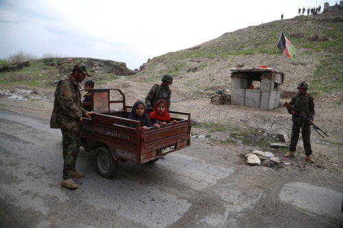 Αφγανιστάν: Οι επιθέσεις των Ταλιμπάν και η χθεσινή αμερικανική αεροπορική επιδρομή θέτουν σε κίνδυνο την ειρηνευτική συμφωνία μεταξύ ΗΠΑ και ανταρτών