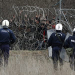 Guardian: Η ελληνική αστυνομία εξαναγκάζει μετανάστες να επαναπροωθούν αιτούντες άσυλο στην Τουρκία