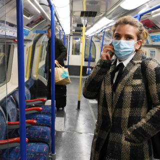 Κορονοϊός: Τι σημαίνει το «κολλήστε όλοι» της Αγγλίας