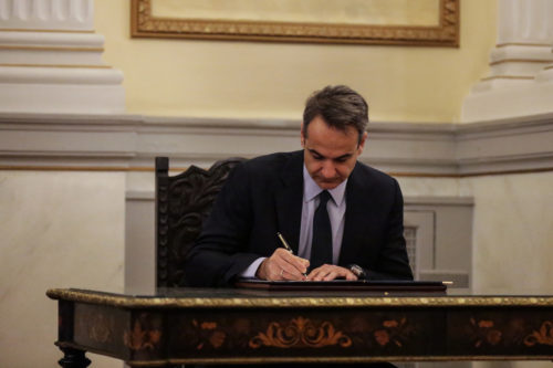 Κορονοϊός: Αναστέλλονται, με απόφαση Μητσοτάκη, οι λειτουργίες σε όλους τους χώρους θρησκευτικής λατρείας κάθε δόγματος και θρησκείας