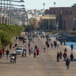 Θεσσαλονίκη: Μοιράζουν ενημερωτικά φυλλάδια σε μέρη που ακόμη συγκεντρώνεται κόσμος