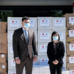 Η Κινέζα πρέσβειρα παρέδωσε 50.000 μάσκες στον Βασίλη Κικίλια για τις ανάγκες του ΕΣΥ