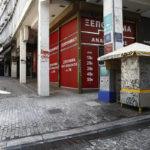 Τι ισχύει τελικά με τα 800 ευρώ, τις απολύσεις και τις αναστολές συμβάσεων;