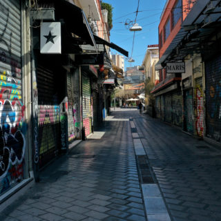 Τι σημαίνουν τα νέα μέτρα για τον εργαζόμενο; Ρωτήσαμε μια εργατολόγο για να μάθουμε.